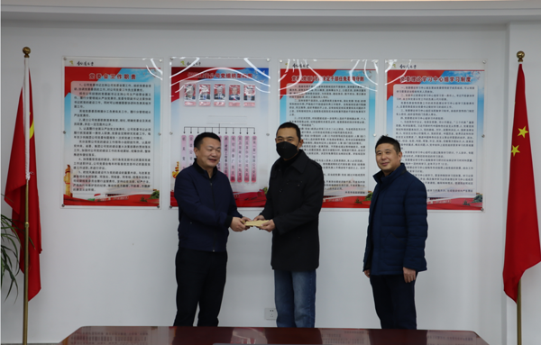 集團(tuán)公司黨委委員、副總經(jīng)理胡新付到公司走訪慰問
